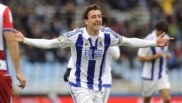 Mikel Oyarzabal celebra un gol durante un partido con la Real Sociedad.