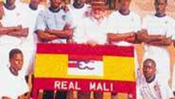 EL INGENIO DEL REAL MALI. La escasez de posibilidades agudiza el ingenio. El Real Mali B tuvo que desteñir las camisetas para obtener una segunda equipación.