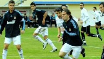 <b>AL ATAQUE. </b>Cordero avanza con el balón, perseguido por el local Cubillo.