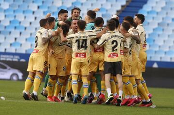 Los jugadores del Espanyol celebrando el ascenso matem¨¢tico a primera divisi¨®n