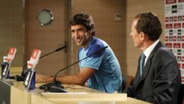 Ra&uacute;l, en la sala de prensa del Bernab&eacute;u con Butrague&ntilde;o.