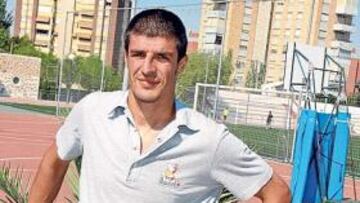 <b>OBJETIVO. </b>El central, representado por García Osuna, en el punto de mira de la secretaría técnica albinegra.