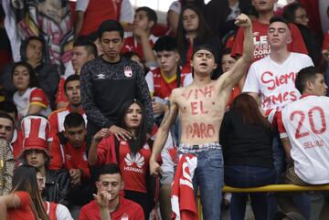 Estos fueron los mensajes que desplegaron los aficionados durante el partido Santa Fe - Cali en el marco del Paro Nacional.