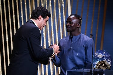 El delantero senegalés del Bayern, Sadio Mane, recibe el Trofeo Sócrates al jugador más involucrado en proyectos sociales y caritativos de manos del ex futbolista franco-brasileño Rai en la ceremonia de entrega de premios del Balón de Oro 2022.