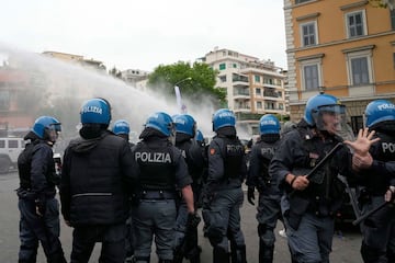El Derbi della Capitale vuelve a generar violencia en los alrededores del Olímpico. La policía dispersó con gases lacrimógenos y cañones de agua a los ultras de Lazio y Roma en la zona de Ponte Milvio.