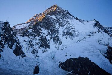 Apodada la Montaña Salvaje, es tan majestuosa como temida. Conocida también como Chogori, es el ochomil más difícil y mortal, un desafío incluso para los mejores alpinistas.