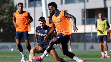 Vinicius pasa el balón ante la presión de Fran García en el entrenamiento de este domingo.