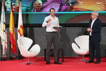 Rafa Nadal y Alejandro Blanco durante el acto de homenaje. 






