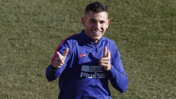 Lucas Hernández sonríe durante el entrenamiento del Atlético de Madrid.