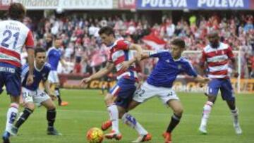 Portillo y Piti, durante un lance del Granada-Betis.