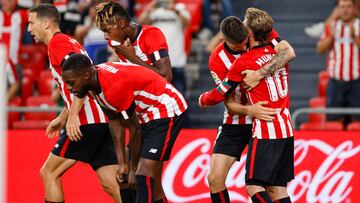 BILBAO, 17/09/2022.- Los jugadores del Athletic Club celebran el primer gol del equipo bilbaino durante el encuentro correspondiente a la sexta jornada de primera división que disputan hoy sábado frente al Rayo Vallecano en el estadio de San Mamés, en Bilbao. EFE/Luis Tejido.