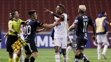 Soccer Football - Copa Libertadores - Independiente del Valle v Flamengo - Estadio Rodrigo Paz Delgado, Quito, Ecuador - September 17, 2020 Flamengo's Bruno Henrique clashes with Independiente del Valle players Pool via REUTERS/Franklin Jacome