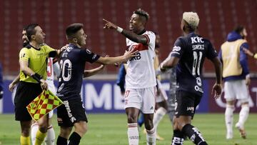 Soccer Football - Copa Libertadores - Independiente del Valle v Flamengo - Estadio Rodrigo Paz Delgado, Quito, Ecuador - September 17, 2020 Flamengo&#039;s Bruno Henrique clashes with Independiente del Valle players Pool via REUTERS/Franklin Jacome