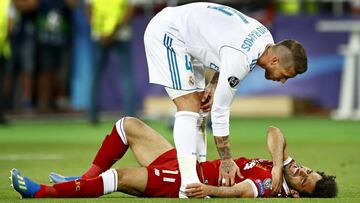 Cold shoulder? Salah and Ramos share awkward moment