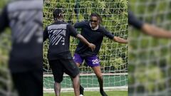 The Minnesota Vikings receiver and Real Madrid star have a fun friendship. The NFL shared this video on social media in which the two play soccer together.