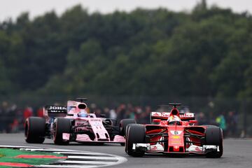 Sebastian Vettel seguido de Sergio Pérez.