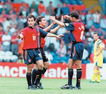 Equipación de la Selección Española entre 1995 y 1997. Fotografía correspondiente a la Eurocopa de 1996 en el partido contra Inglaterra donde Guillermo Amor celebra un gol con Hierro y Alfonso.