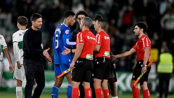 Soccer Football - LaLiga - Elche v Real Madrid - Estadio Manuel Martinez Valero, Elche, Spain - November 23, 2025 Real Madrid coach Xabi Alonso with referee Francisco Jose Hernandez Maeso after the match REUTERS/Pablo Morano