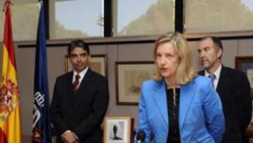 <b>EL MOMENTO. </b>Matilde García tomó posesión ante Albert Soler, Martín del Burgo y José Antonio Montero.