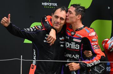 Aleix Espargaró celebra en el podio la victoria con su director técnico, Romano Albesiano. 
