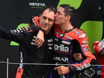 Aleix Espargaró celebra en el podio la victoria con su director técnico, Romano Albesiano. 
