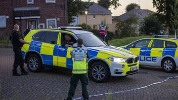 PLYMOUTH, REINO UNIDO - 12 DE AGOSTO: Polic&iacute;a en la escena despu&eacute;s de un tiroteo en Keyham el 12 de agosto de 2021 en Plymouth, Inglaterra. 