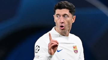 Hamburg (Germany), 07/11/2023.- Barcelona's Robert Lewandowski reacts during the UEFA Champions League Group H soccer match between Shakhtar Donetsk and FC Barcelona in Hamburg, Germany, 07 November 2023. (Liga de Campeones, Alemania, Hamburgo) EFE/EPA/FILIP SINGER
