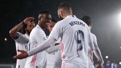 Benzema felicita a Vinicius por su asistencia en el 1-0 al Getafe.