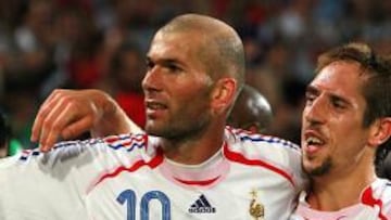 <b>APUESTA POR RIBÉRY.</b> Zidane y Ribéry fueron compñeros en la selección francesa durante el Mundial de Alemania 2006. "Es mejor tener en tu equipo a un jugador como él", asegura el ex jugador del Real Madrid.