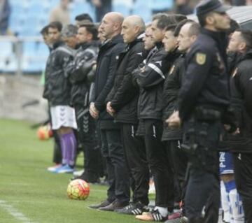 Minuto de silencio en el Real Zaragoza - Real Valladolid. En imagen el banquillo del Zaragoza.