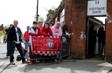 Los aficionados muestran una bandera para conmemorar el 25 aniversario del desastre de Hillsborough antes del partido de la Premier League entre el Fulham y el Norwich City en Craven Cottage.