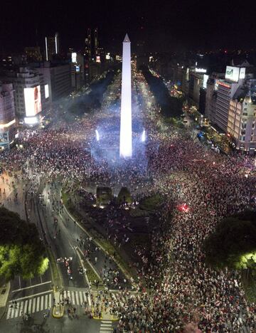 Los aficionados de River celebran el triunfo de su equipo en la Final de la Copa Libertadores ante Boca en la Plaza del Obelisco.