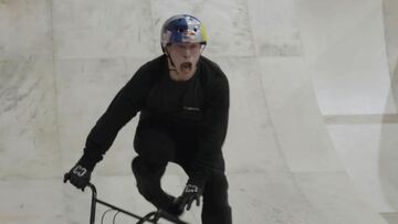 Kieran Reilly gritando eufórico tras conseguir el primer Triple Flair de la historia en BMX en el Asylum skatepark en Nottingham (Reino Unido).