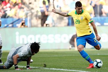 Roberto Firmino (Brasil) remate con la izquierda desde el centro del área al centro de la portería.