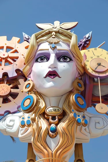 Las fallas visten las calles de Alicante. 