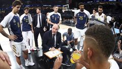 Pablo Laso da instrucciones a sus jugadores durante un partido de la Euroliga del Real Madrid