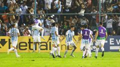 AME1886. TUCUM&Aacute;N (ARGENTINA), 12/02/2020.- Jugadores de Tucum&aacute;n celebran el gol de Leonardo Heredia este mi&eacute;rcoles en un partido de la Copa Libertadores entre Atl&eacute;tico Tucum&aacute;n y The Strongest, en el estadio Jos&eacute; F