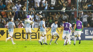 AME1886. TUCUM&Aacute;N (ARGENTINA), 12/02/2020.- Jugadores de Tucum&aacute;n celebran el gol de Leonardo Heredia este mi&eacute;rcoles en un partido de la Copa Libertadores entre Atl&eacute;tico Tucum&aacute;n y The Strongest, en el estadio Jos&eacute; F