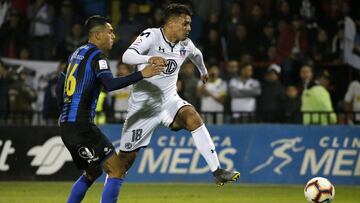 Novena fecha, campeonato Nacional 2019
 El jugador de Colo Colo Ivan Morales, centro, disputa el bal&oacute;n con Jose Bizama de Huachipato en el CAP.