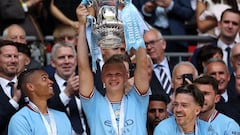 Manchester City's Norwegian striker Erling Haaland (C) lifts the trophy after the English FA Cup final football match between Manchester City and Manchester United at Wembley stadium, in London, on June 3, 2023. (Photo by Adrian DENNIS / AFP) / NOT FOR MARKETING OR ADVERTISING USE / RESTRICTED TO EDITORIAL USE