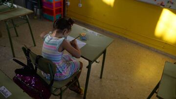 A chil sits in a classroom on the first day of school at &quot;Colegio Aljarafe S.C.A.&quot; in Mairena del Aljarafe, near Seville, on September 10, 2020. - Spain, that passed the landmark figure of 500,000 coronavirus infections, had largely gained contr