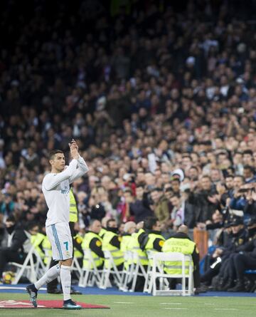 Último cambio en el Real Madrid. Se va Cristiano Ronaldo y entra Isco. Gran ovación para el reciente ganador del Balón de Oro.
