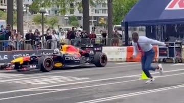 Robert Griffin III corre contra el Red Bull de Formula 1