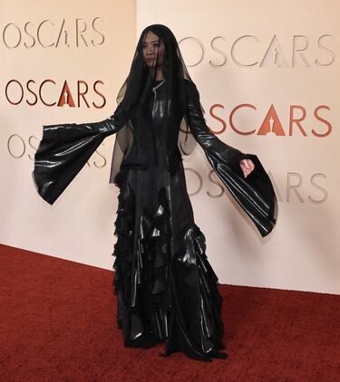 Chloe Zhao posa en la alfombra roja del Dolby Theatre.