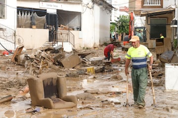 Trabajos de limpieza en el municipio de Benagarmosa, de la Axarquía, tras el paso de la DANA, en Málaga.