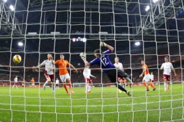 Holanda - Letonia. Gol de Robin van Persie.