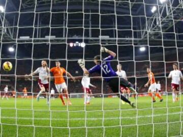 Holanda - Letonia. Gol de Robin van Persie.