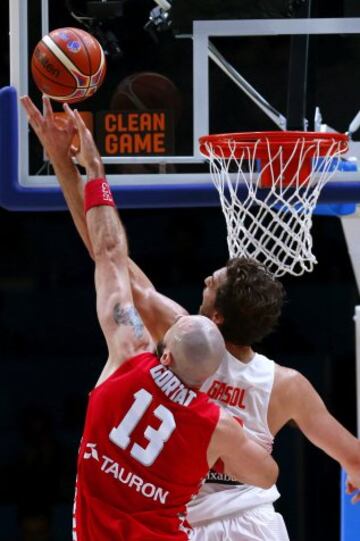 El p¨ªvot espa?ol, Pau Gasol (d), y el polaco Marcin Gortat (i) durante el partido de octavos de final del Europeo 2015 entre las selecciones de Espa?a y Polonia, celebrado en el estadio Pierre Mauroy de la localidad francesa de Lille.
