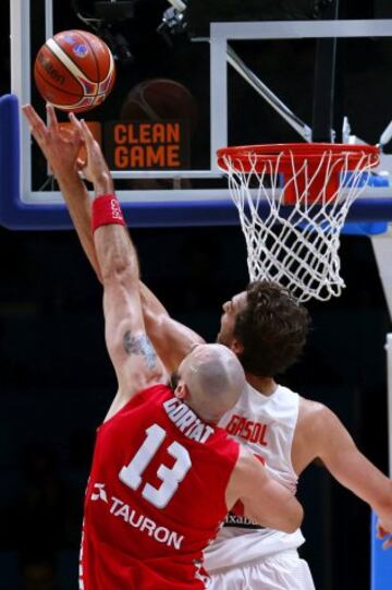 El pívot español, Pau Gasol (d), y el polaco Marcin Gortat (i) durante el partido de octavos de final del Europeo 2015 entre las selecciones de España y Polonia, celebrado en el estadio Pierre Mauroy de la localidad francesa de Lille.