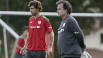 Bielsa cree que Amorebieta podría jugar con España
